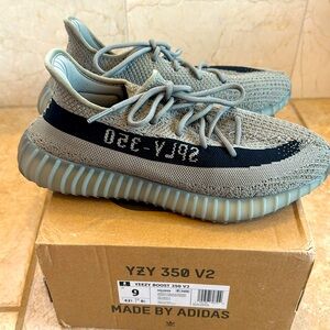 Yeezy Boost 350 V2 Men’s tennis shoes in Granite size 9 excellent condition